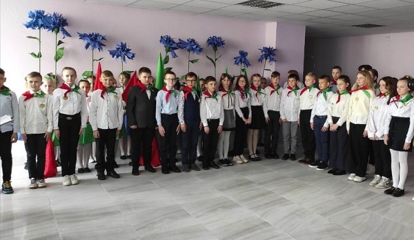 Имя дважды Героя Советского Союза С.И. Грицевца присвоено пионерской дружине самой большой школы Барановичей Имя дважды Героя Советского Союза С.И. Грицевца присвоено пионерской дружине самой большой школы Барановичей