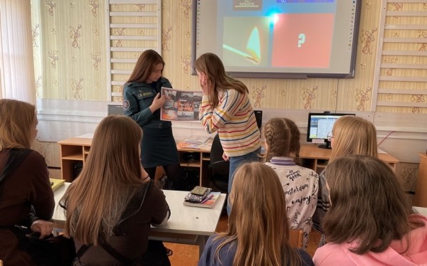 Инспектор Барановичского ГРОЧС посещает районные школы