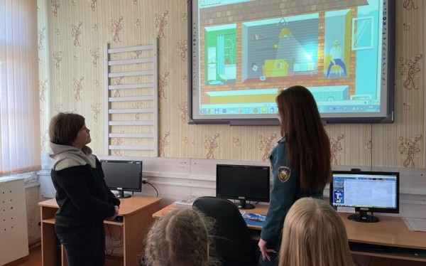 Инспектор Барановичского ГРОЧС посещает районные школы