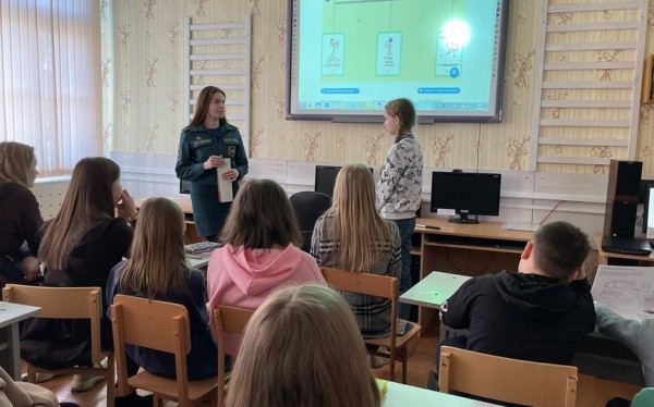 Инспектор Барановичского ГРОЧС посещает районные школы