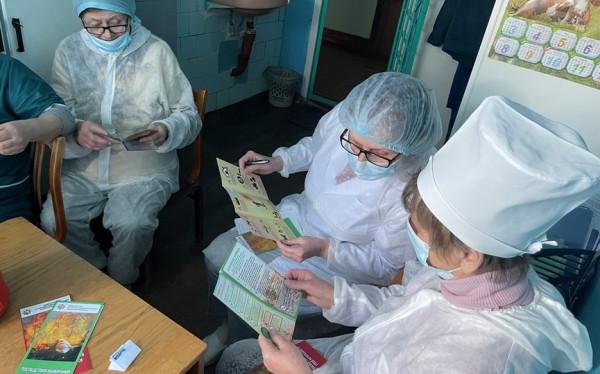 О правилах безопасности важно знать всем. Представитель ГРОЧС встретился с работниками Молчадской больницы сестринского ухода О правилах безопасности важно знать всем. Представитель ГРОЧС встретился с работниками Молчадской больницы сестринского ухода