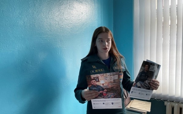 О правилах безопасности важно знать всем. Представитель ГРОЧС встретился с работниками Молчадской больницы сестринского ухода О правилах безопасности важно знать всем. Представитель ГРОЧС встретился с работниками Молчадской больницы сестринского ухода