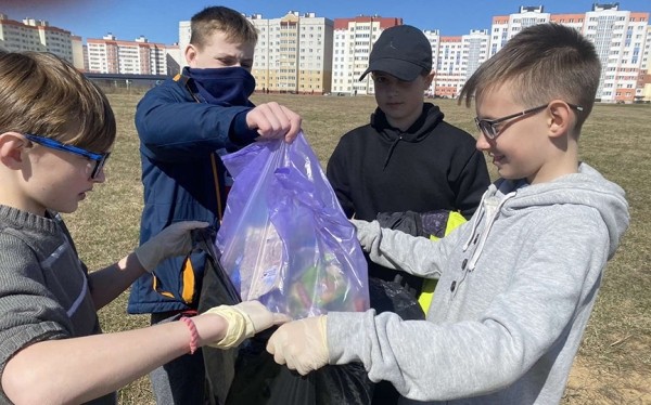 Парк семейных деревьев в Боровках засиял чистотой Парк семейных деревьев в Боровках засиял чистотой