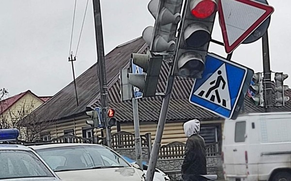 В Барановичах автомобили столкнулись и сбили светофор