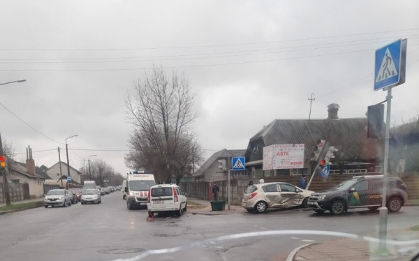 В Барановичах автомобили столкнулись и сбили светофор