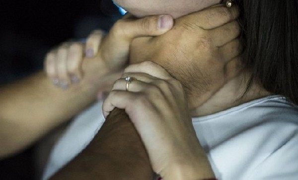 В Беларуси муж едва не задушил жену за замечание, что пришел домой пьяный