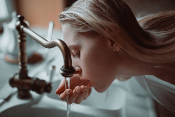 Сколько нужно пить воды в день, и что будет с организмом, если с ней переборщить