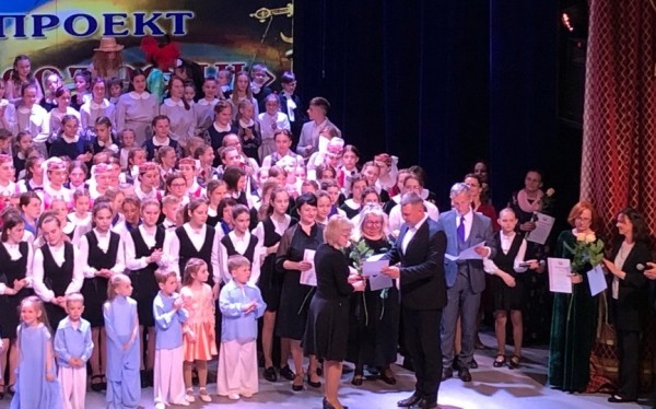 Хористы СШ № 21 показали свое исполнительское мастерство на «Пасхальных встречах» Хористы СШ № 21 показали свое исполнительское мастерство на «Пасхальных встречах»