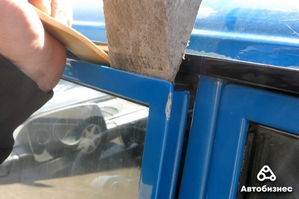 Как открыть дверь авто, если ключи остались внутри? Проверка народных способов Как открыть дверь авто, если ключи остались внутри? Проверка народных способов