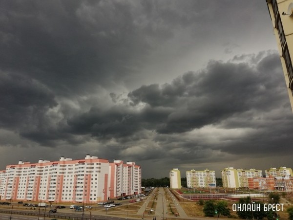 Завтра ждем оранжевое комбо: грозы, сильный ветер, град и жару Завтра ждем оранжевое комбо: грозы, сильный ветер, град и жару