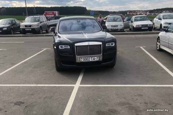 Парковка на два места: почему некоторые водители так поступают? Парковка на два места: почему некоторые водители так поступают?