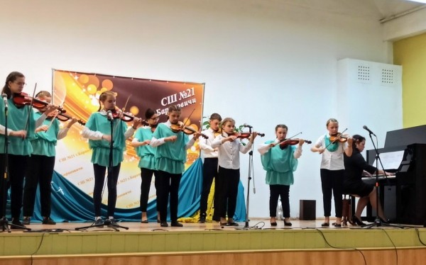 Скрипки правят бал: 12 участников школьного «Пассажа» достигают маленьких и больших высот Скрипки правят бал: 12 участников школьного «Пассажа» достигают маленьких и больших высот