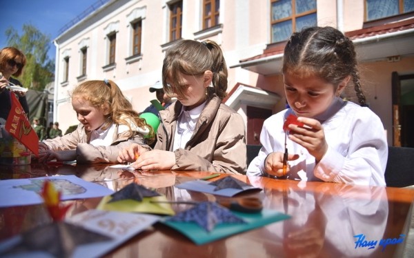 Фотофакт. Интерактивные площадки «Вечер поколений» в Барановичах ко Дню Победы