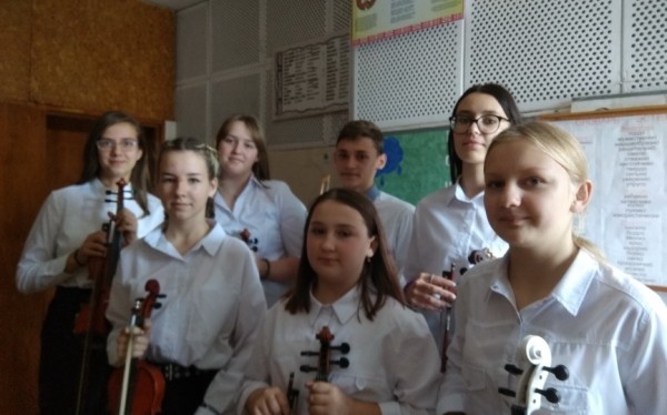 Скрипки правят бал: 12 участников школьного «Пассажа» достигают маленьких и больших высот Скрипки правят бал: 12 участников школьного «Пассажа» достигают маленьких и больших высот