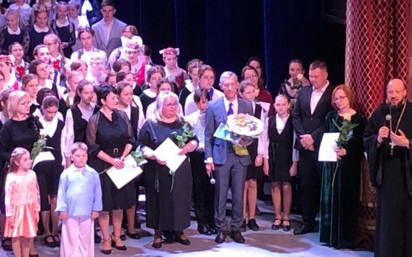 Хористы СШ № 21 показали свое исполнительское мастерство на «Пасхальных встречах» Хористы СШ № 21 показали свое исполнительское мастерство на «Пасхальных встречах»