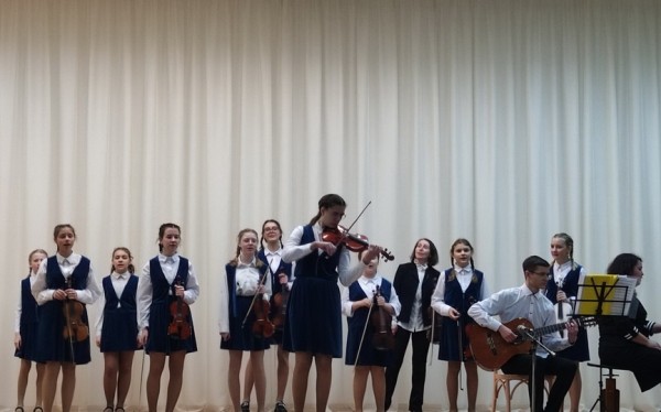 Скрипки правят бал: 12 участников школьного «Пассажа» достигают маленьких и больших высот Скрипки правят бал: 12 участников школьного «Пассажа» достигают маленьких и больших высот