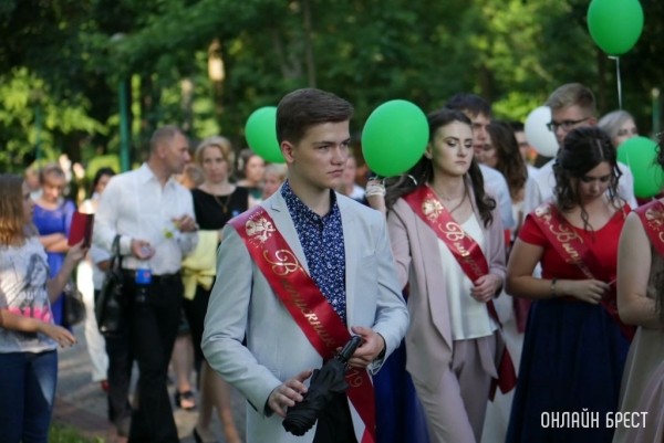 Стало известно, когда пройдут последние звонки и выпускные вечера в школах