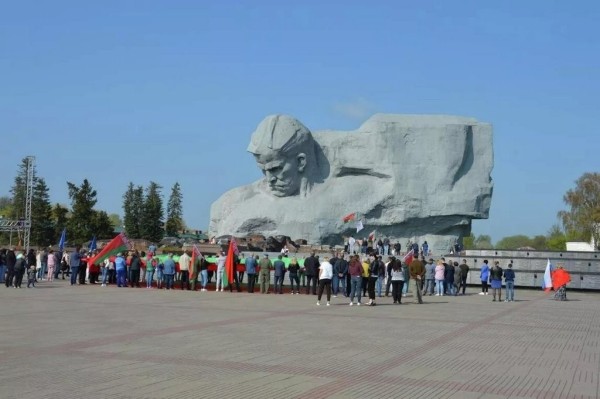 Более 200 машин приняли участие в автопробеге к 9 мая в Бресте