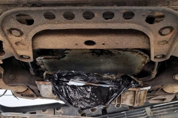 Белорус спрятал сигареты в моторе своего автомобиля и поехал в Польшу. Посмотрите на эти тайники