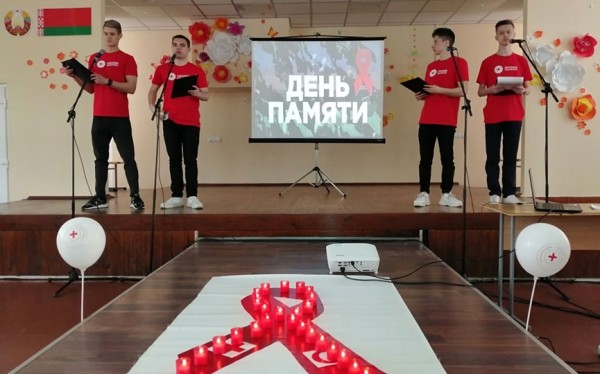 Акция ко Дню памяти умерших от СПИДа прошла в Барановичском колледже легпрома Акция ко Дню памяти умерших от СПИДа прошла в Барановичском колледже легпрома