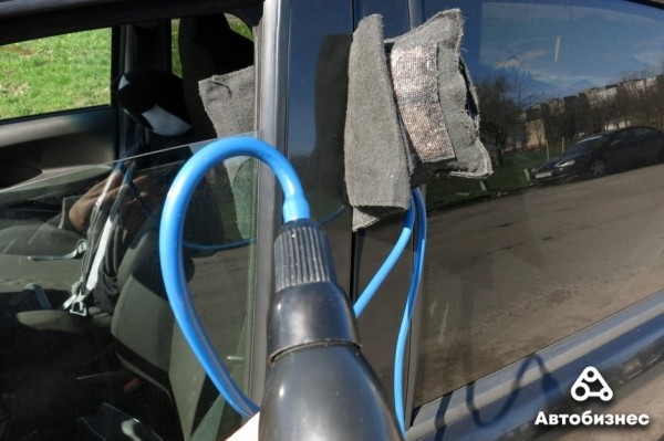 Как открыть дверь авто, если ключи остались внутри? Проверка народных способов Как открыть дверь авто, если ключи остались внутри? Проверка народных способов