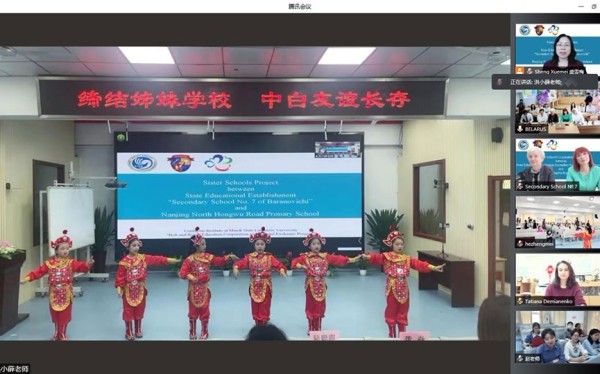 Барановичская школа подписала уникальное соглашение с Китаем