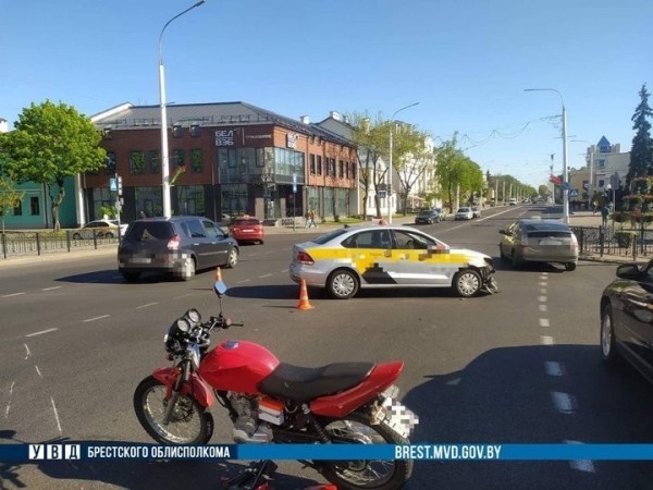 17-летний брестчанин на мотоцикле врезался в такси. Кто виноват?