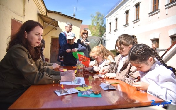 Фотофакт. Интерактивные площадки «Вечер поколений» в Барановичах ко Дню Победы