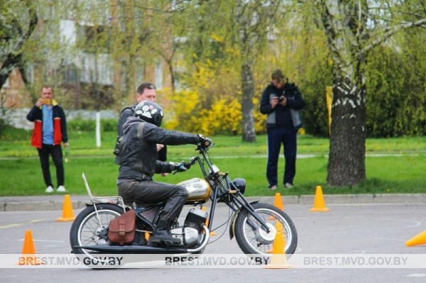 Байкеры в сопровождении ГАИ официально открыли мотосезон в Пинске Байкеры в сопровождении ГАИ официально открыли мотосезон в Пинске