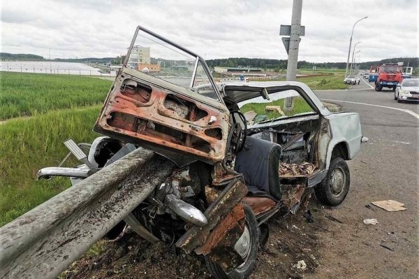 В Беларуси «Жигули» напоролись на отбойник – двое в больнице