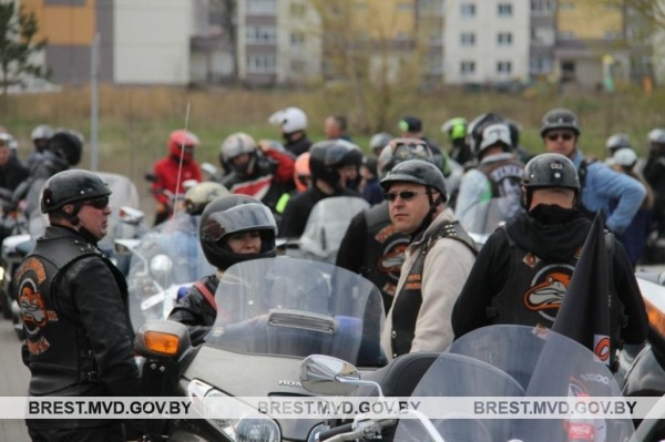 Байкеры в сопровождении ГАИ официально открыли мотосезон в Пинске Байкеры в сопровождении ГАИ официально открыли мотосезон в Пинске