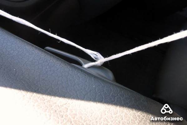 Как открыть дверь авто, если ключи остались внутри? Проверка народных способов Как открыть дверь авто, если ключи остались внутри? Проверка народных способов