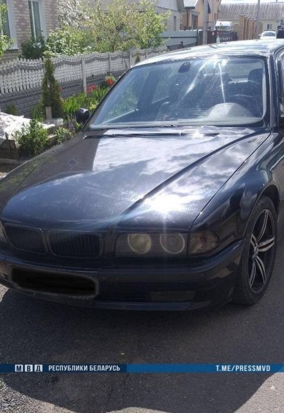 В Беларуси 10-летний мальчик на BMW сбил двух пешеходов В Беларуси 10-летний мальчик на BMW сбил двух пешеходов