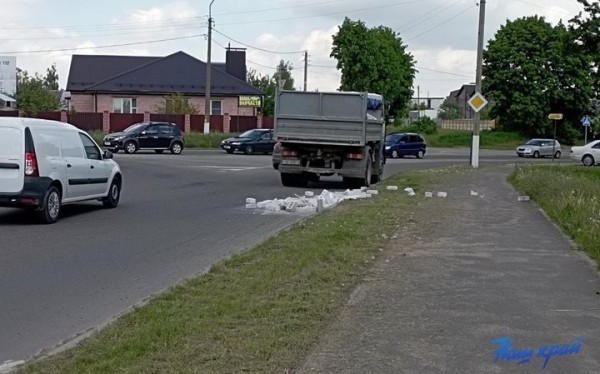 Фотофакт. В Барановичах из грузовика высыпались кирпичи Фотофакт. В Барановичах из грузовика высыпались кирпичи