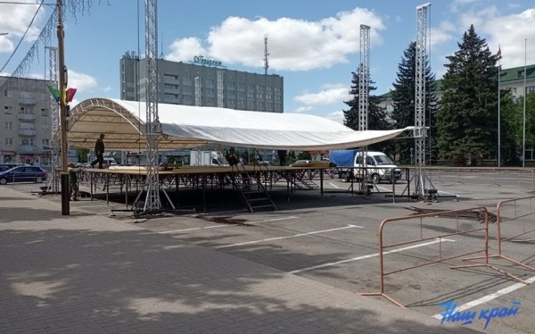 Фотофакт. Установлена сцена для праздника "Барановичская весна 2022" Фотофакт. Установлена сцена для праздника "Барановичская весна 2022"