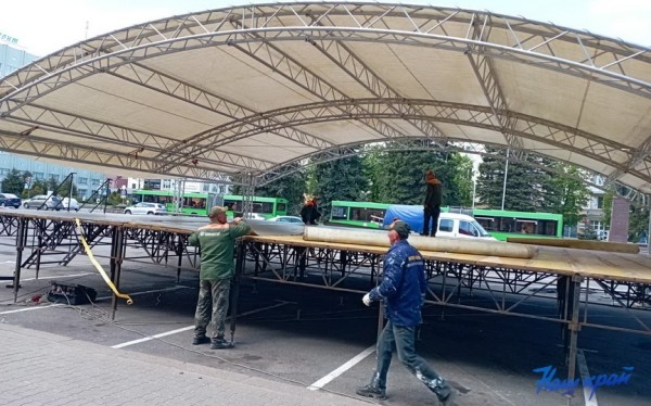 Фотофакт. Установлена сцена для праздника "Барановичская весна 2022" Фотофакт. Установлена сцена для праздника "Барановичская весна 2022"