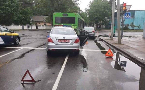 Фотофакт. В Барановичах в стоящую легковушку въехал автобус