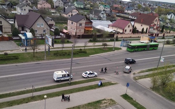 Фотофакт. Велосипедиста в Барановичах подбила легковушка Фотофакт. Велосипедиста в Барановичах подбила легковушка