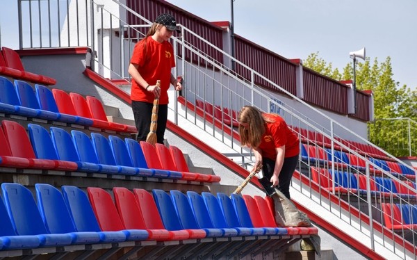 К открытию готовить стадион «Локомотив» в Барановичах помогают активисты БРСМ К открытию готовить стадион «Локомотив» в Барановичах помогают активисты БРСМ