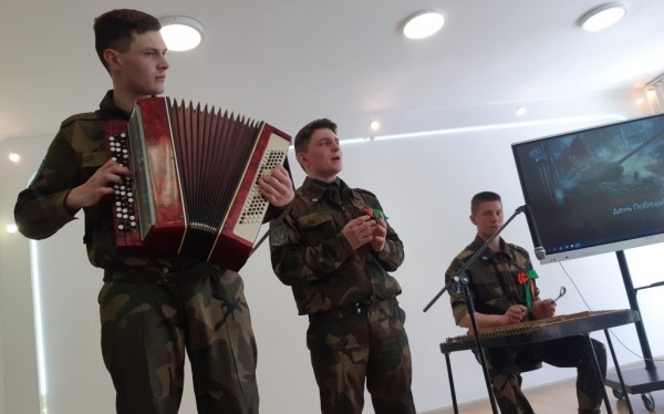 Совместная акция учащихся и военнослужащих прошла в СШ № 7 Барановичей Совместная акция учащихся и военнослужащих прошла в СШ № 7 Барановичей