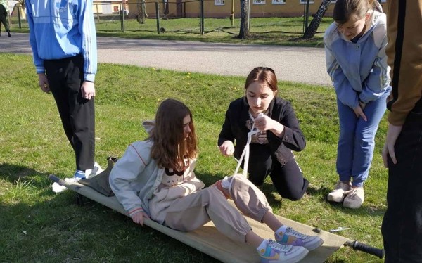 Ученики на время стали солдатами-срочниками: в Барановичах состоялась игра «Орлёнок» Ученики на время стали солдатами-срочниками: в Барановичах состоялась игра «Орлёнок»