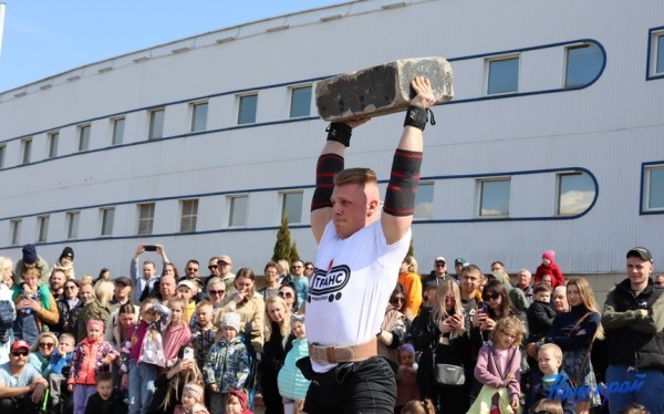 В Барановичах состоялся турнир по силовому экстриму. Фоторепортаж