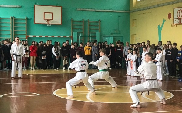 Встреча с кинологом, дворовые игры, акробаты и каратэ: как в барановичской школе подготовились к каникулам Встреча с кинологом, дворовые игры, акробаты и каратэ: как в барановичской школе подготовились к каникулам