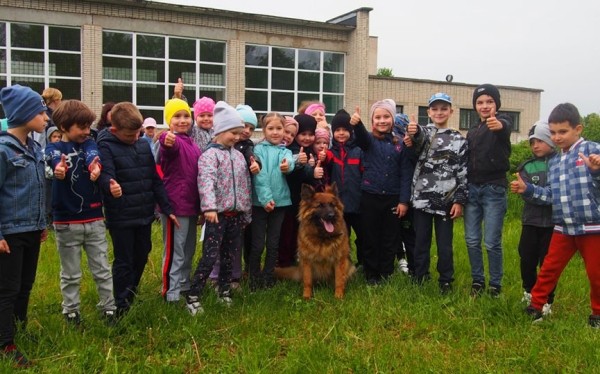 Встреча с кинологом, дворовые игры, акробаты и каратэ: как в барановичской школе подготовились к каникулам Встреча с кинологом, дворовые игры, акробаты и каратэ: как в барановичской школе подготовились к каникулам