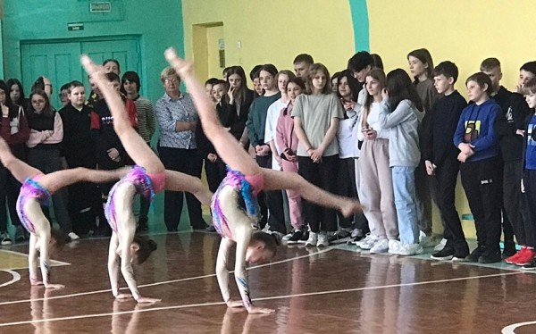 Встреча с кинологом, дворовые игры, акробаты и каратэ: как в барановичской школе подготовились к каникулам Встреча с кинологом, дворовые игры, акробаты и каратэ: как в барановичской школе подготовились к каникулам