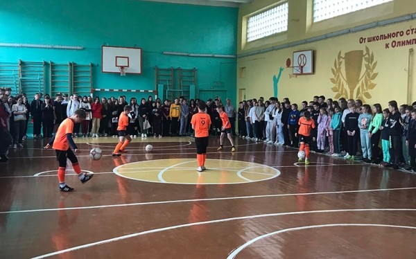 Встреча с кинологом, дворовые игры, акробаты и каратэ: как в барановичской школе подготовились к каникулам Встреча с кинологом, дворовые игры, акробаты и каратэ: как в барановичской школе подготовились к каникулам