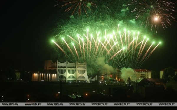 ФОТОФАКТ: Первый день XIII Республиканского фестиваля национальных культур завершился фейерверком