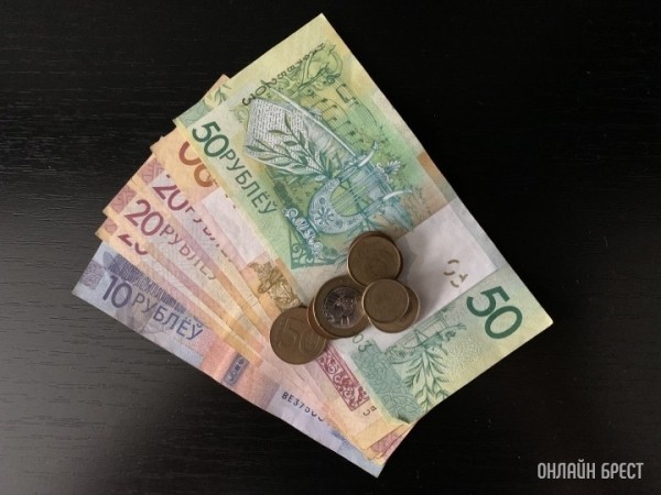 Российский рубль опять бьет рекорд, белорусский — никогда не стоил так дешево