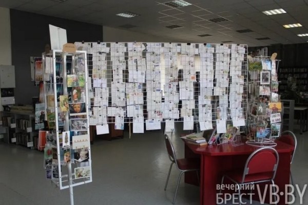 Открываем мир через почтовые карточки. В Бресте работает уникальная выставка «Счастливый посткроссинг»