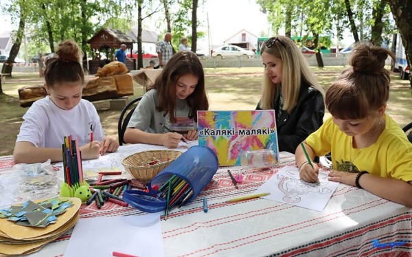 Частушки, батлейка, мастер-классы. Как в Барановичском районе прошел праздник фольклора «Напевы зямлі маёй». Фоторепортаж Частушки, батлейка, мастер-классы. Как в Барановичском районе прошел праздник фольклора «Напевы зямлі маёй». Фоторепортаж